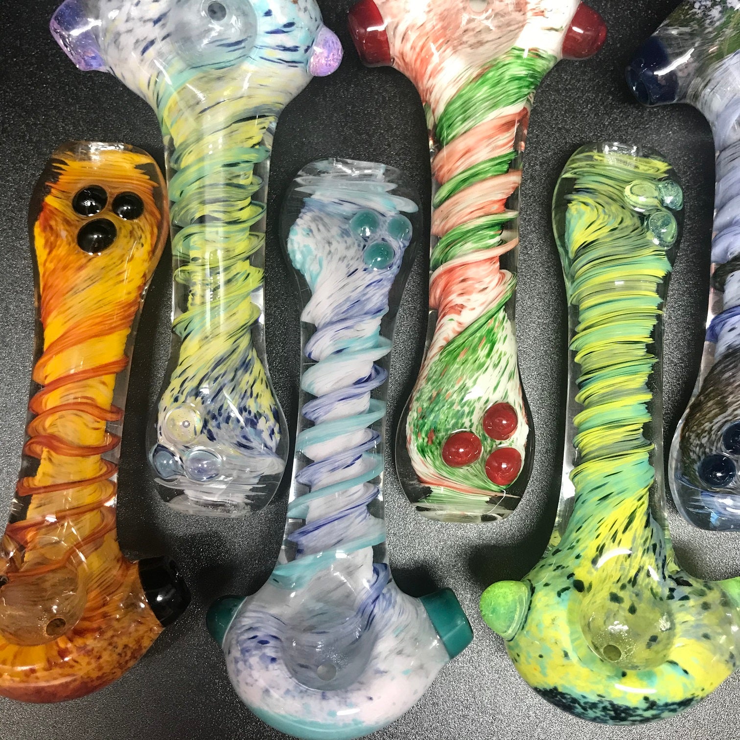 Pluganug Glass Frit Twist Flat Mouth Pipe - Image 3